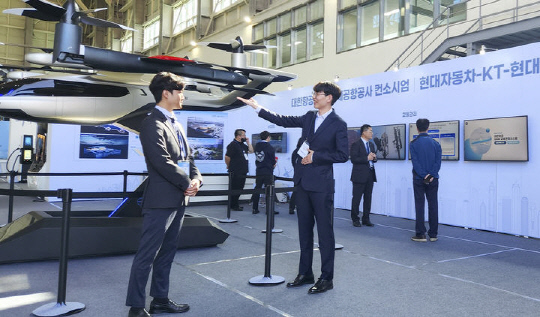 KT 관계자가 지난 3일 전남 고흥에서 국토교통부 주관으로 진행된 도심항공교통(UAM) 비행시연 행사에서 지능형 UAM 교통관리 시스템을 소개하고 있다.   KT 제공